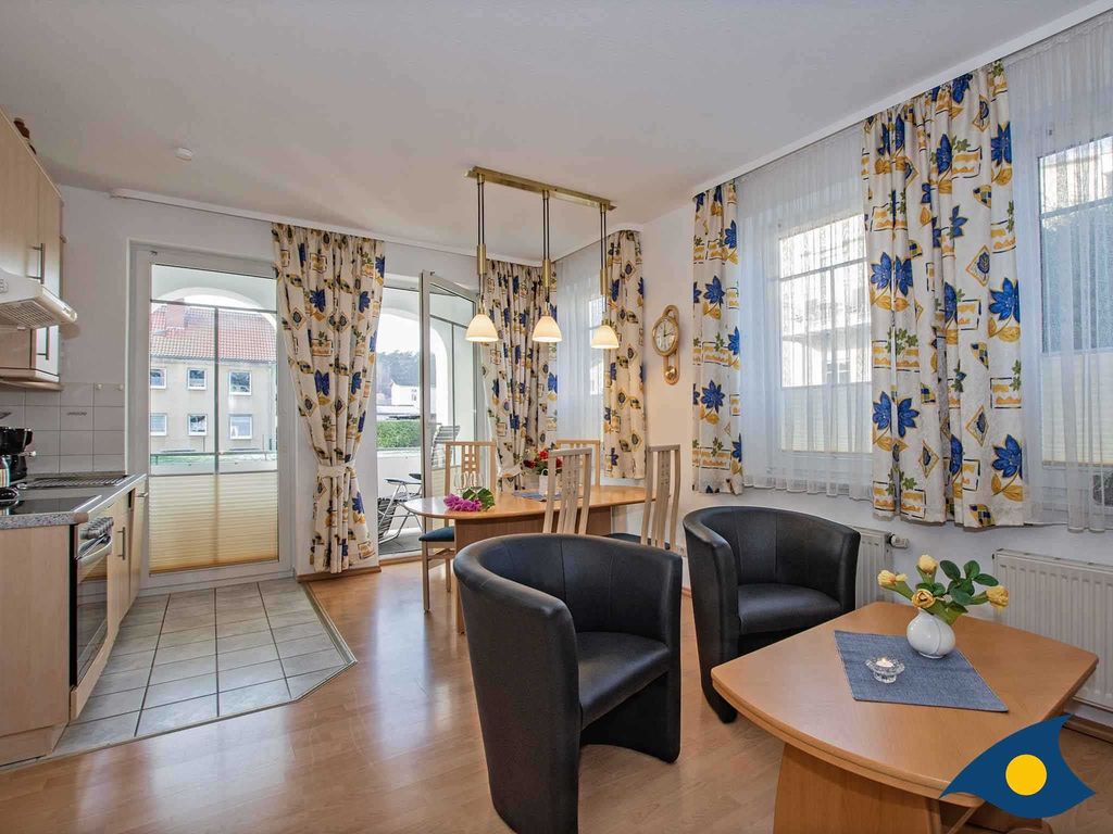 Essbereich mit Küchenzeile und Zugang zum Balkon