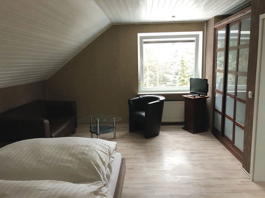 großes Schlafzimmer im 2. OG mit eigenem Bad, Sitzmöglichkeit und eigenem TV