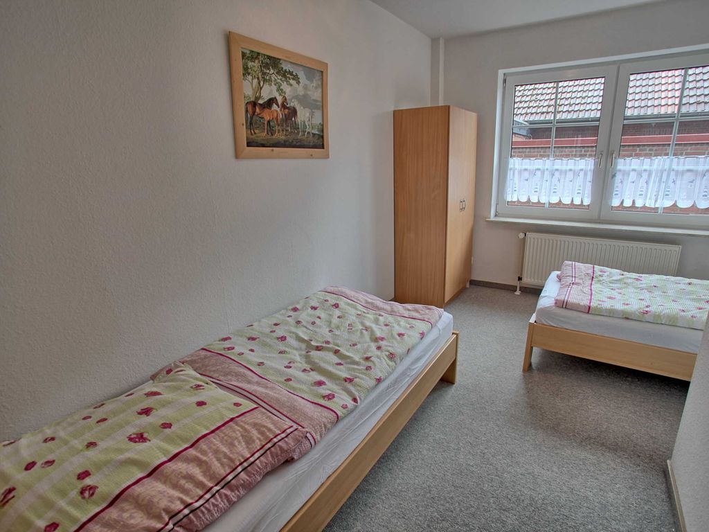 Kinderzimmer mit zwei alleinstehenden Betten