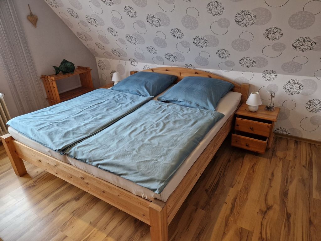 Schlafzimmer mit Doppelbett 1,80x2m