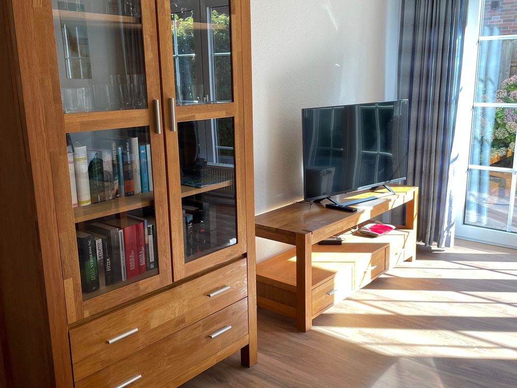 Fernsehgerät, aktuelle Bücherauswahl und Brett- und Kartenspiele im Wohnzimmer