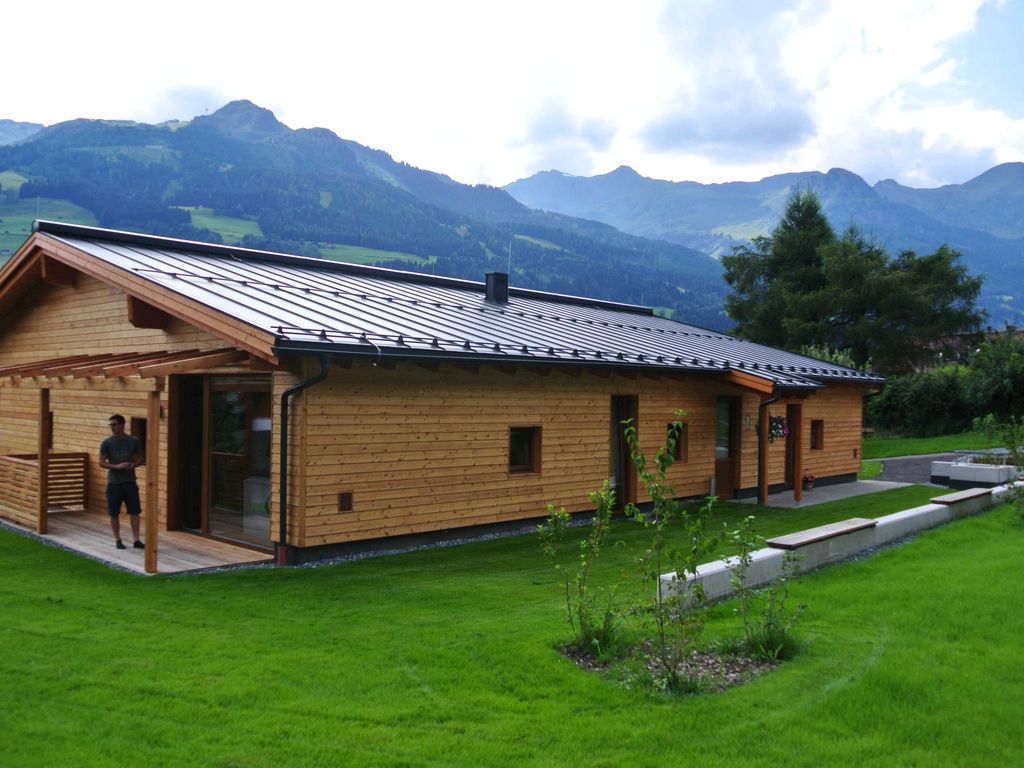 Blick vom Garten in die Berge