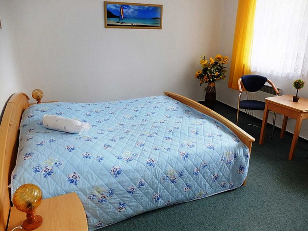 Schlafzimmer mit Doppelbett