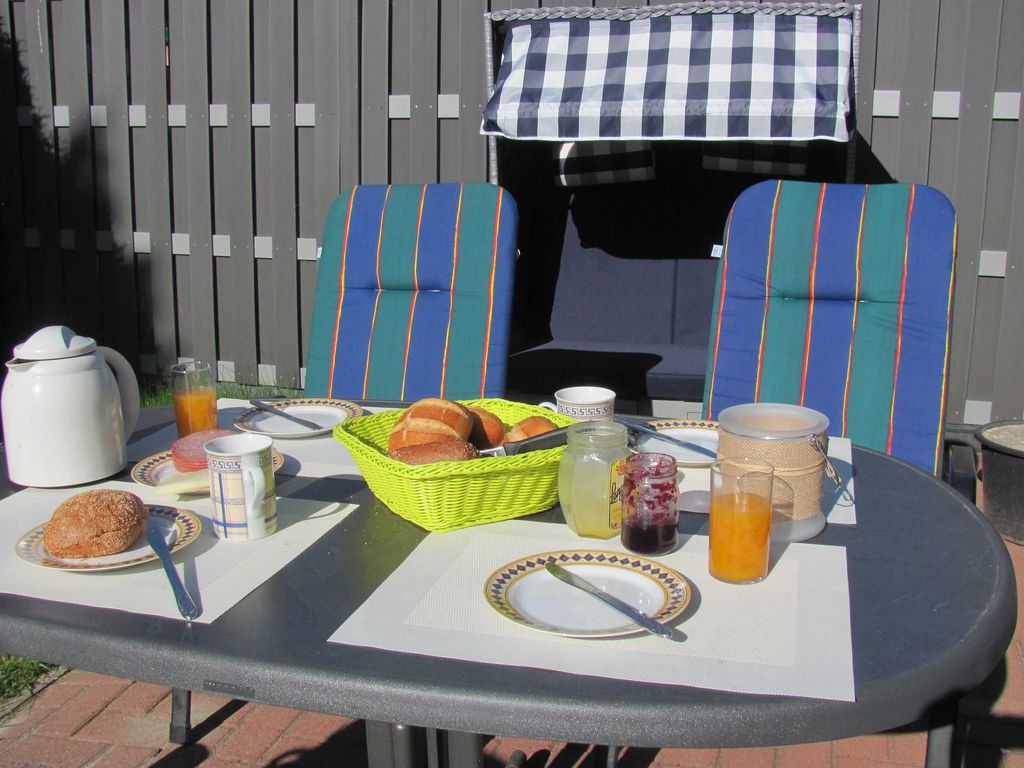 Terrasse mit Gartenmöbel
