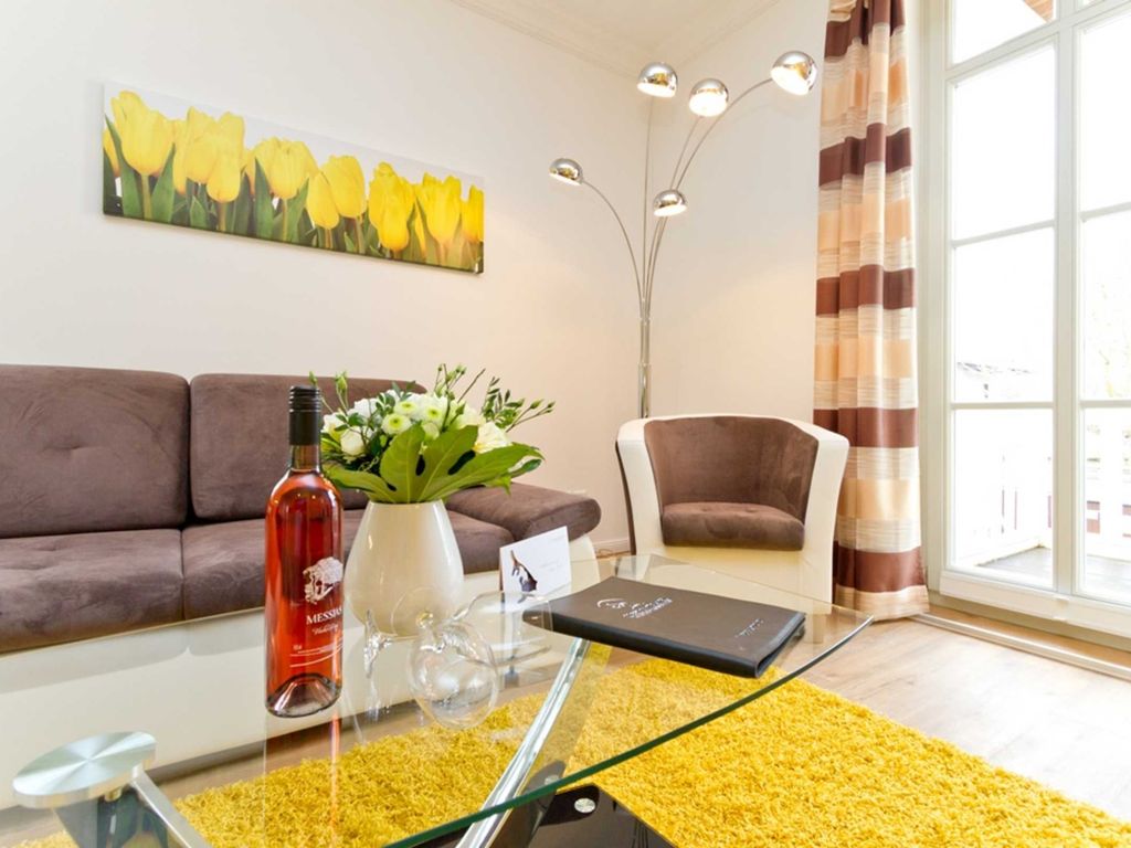 Wohnzimmer mit Zugang zum Balkon