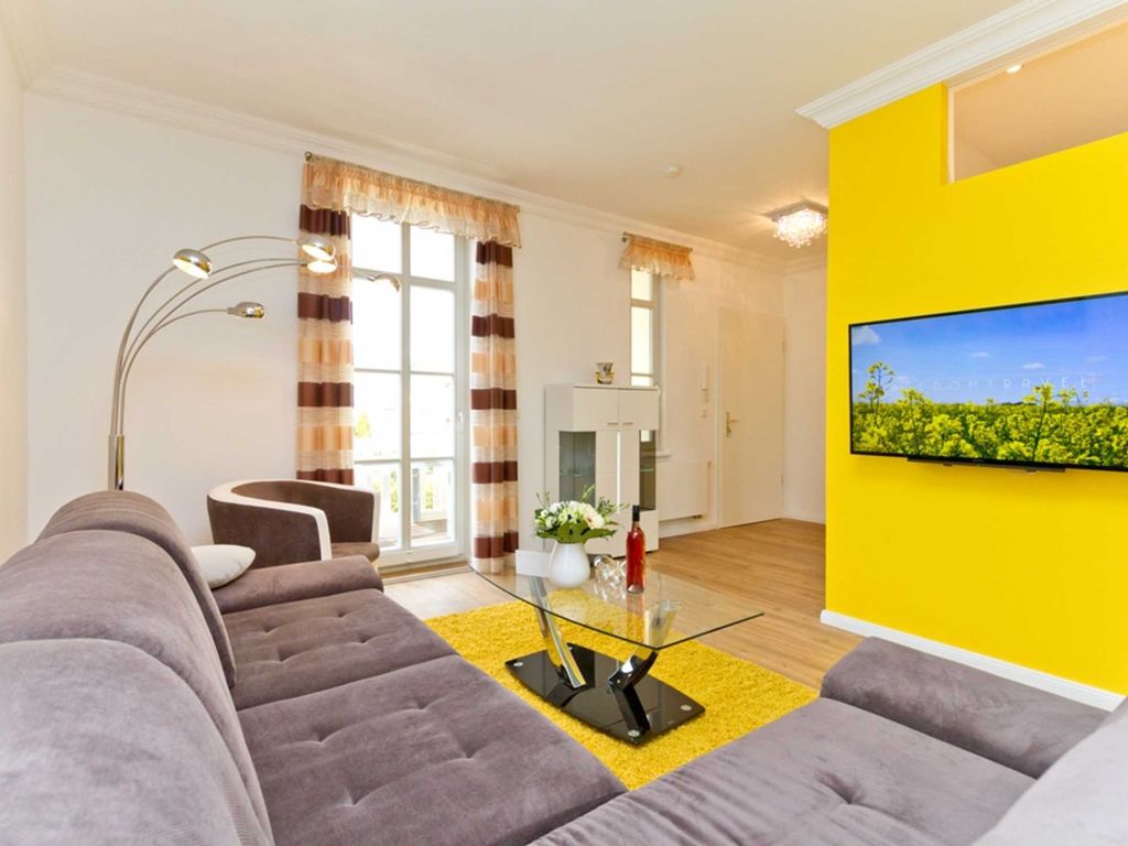 Wohnzimmer mit Zugang zum Balkon