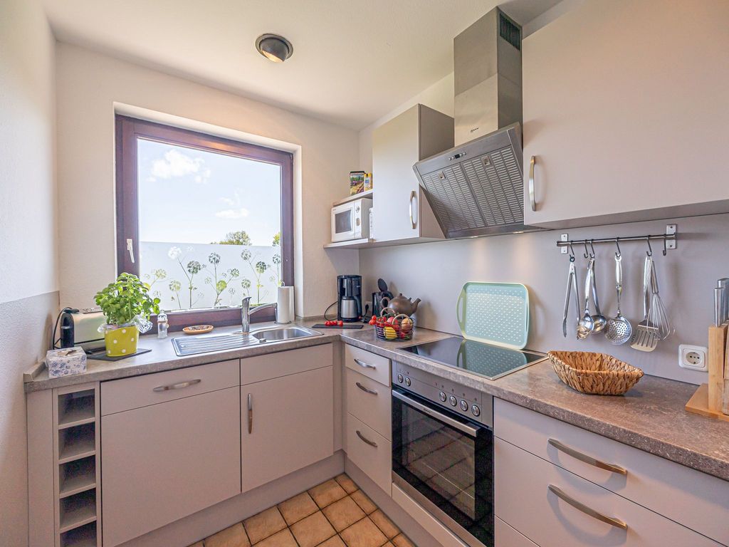 moderne Küche mit Mikrowelle und Spülmaschine