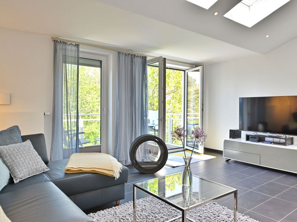 Wohnbereich mit angrenzendem Balkon