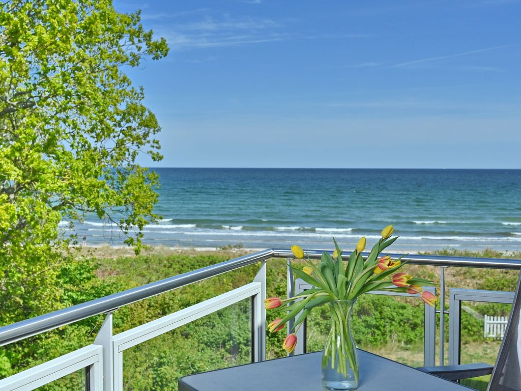 Strandhaus Juliusruh – Blick vom Balkon über die Düne auf Strand und Ostsee der Schaabe