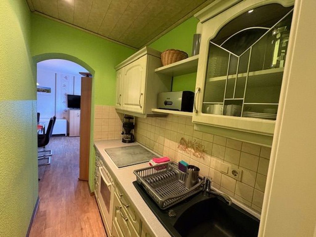 Küchenzeile mit Blick ins Wohnzimmer