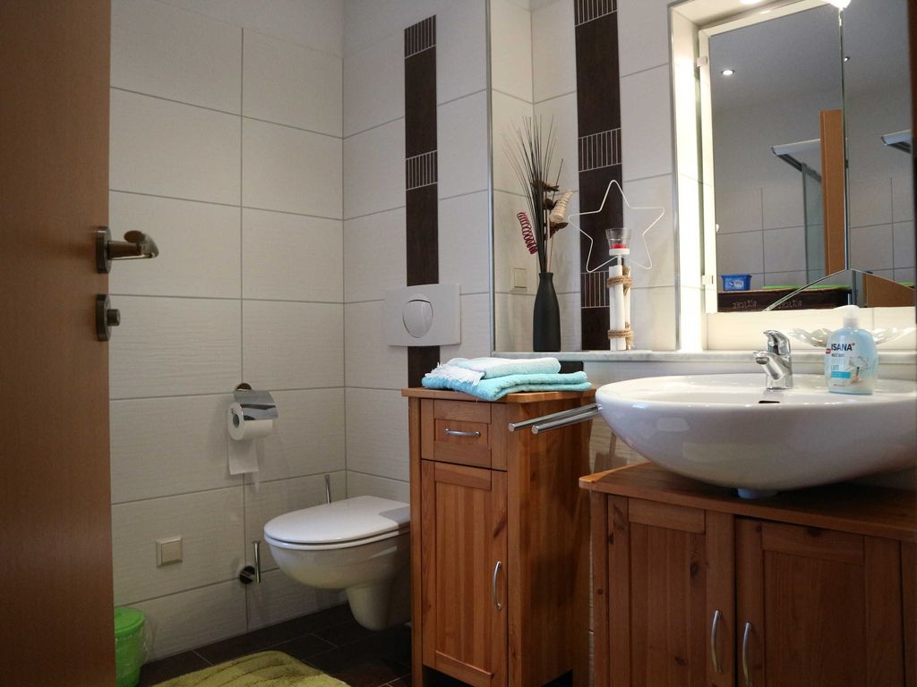 Badzimmer mit WC und Waschtisch