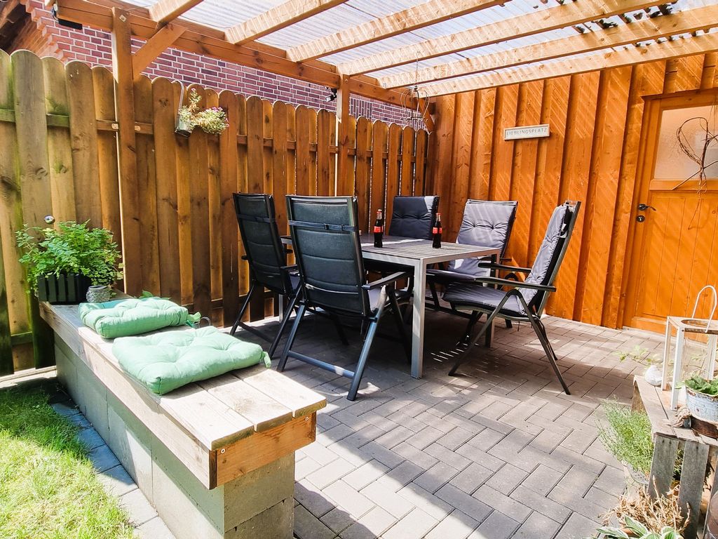 überdachte Terrasse und Zugang zum Abstellraum für Fahrräder
