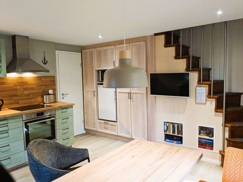 offene Küche mit Einbauschrank