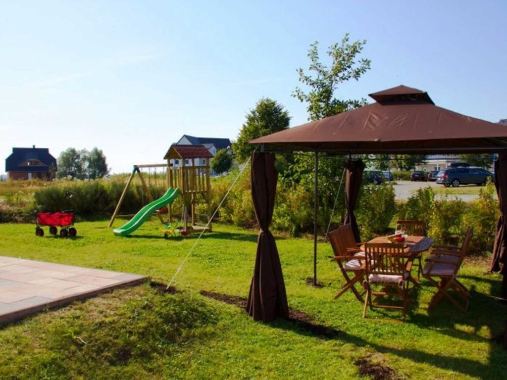 Garten mit Spielplatz und Pavillon