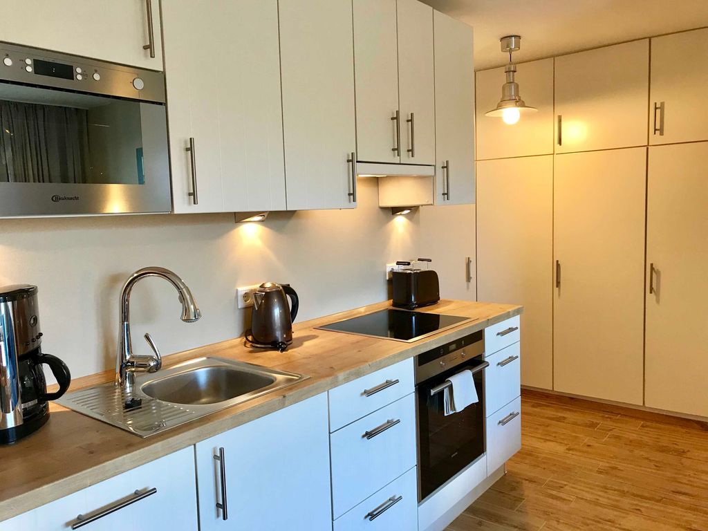 Blick zum Flur mit Einbauschrank