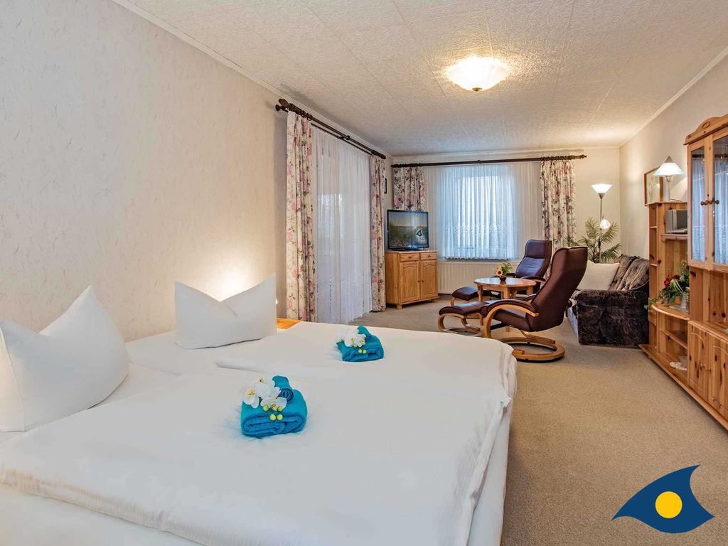 Wohnzimmer mit Doppelbett