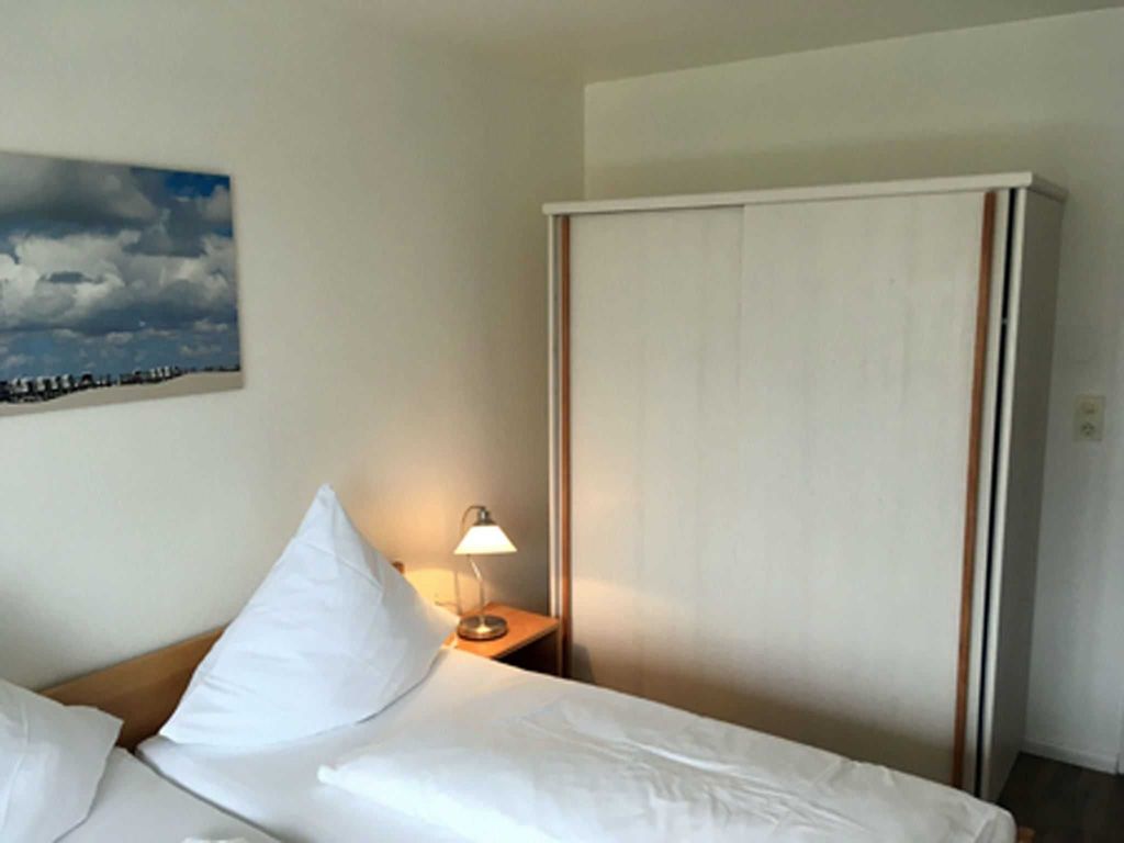 Schlafzimmer mit Doppelbett
und Schrank