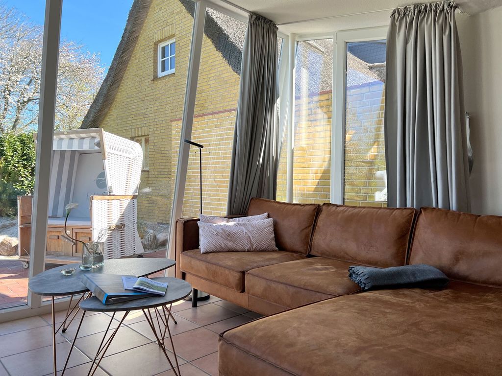 Sitzecke mit Blick in den Obstgarten