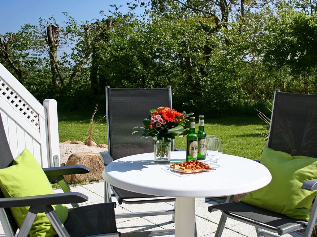 Südterrasse mit Gartenmöbeln
