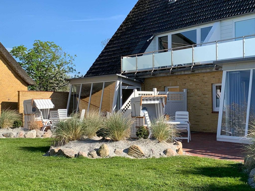 Terrasse mit Gartenmöbeln und Strandkorb