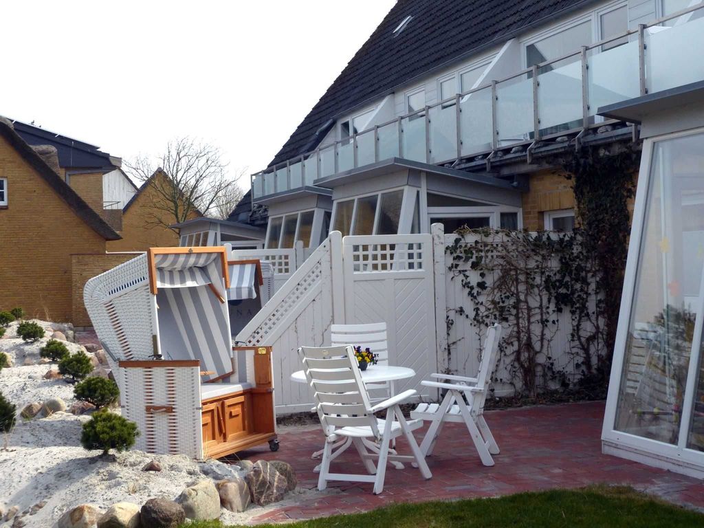 Terrasse mit Gartenmöbeln und Strandkorb