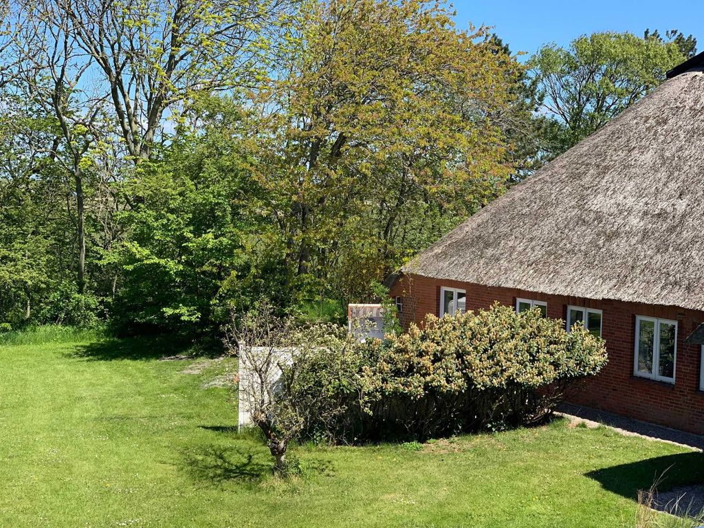 Blick in das Grün der Anlage und auf die Obstwiese