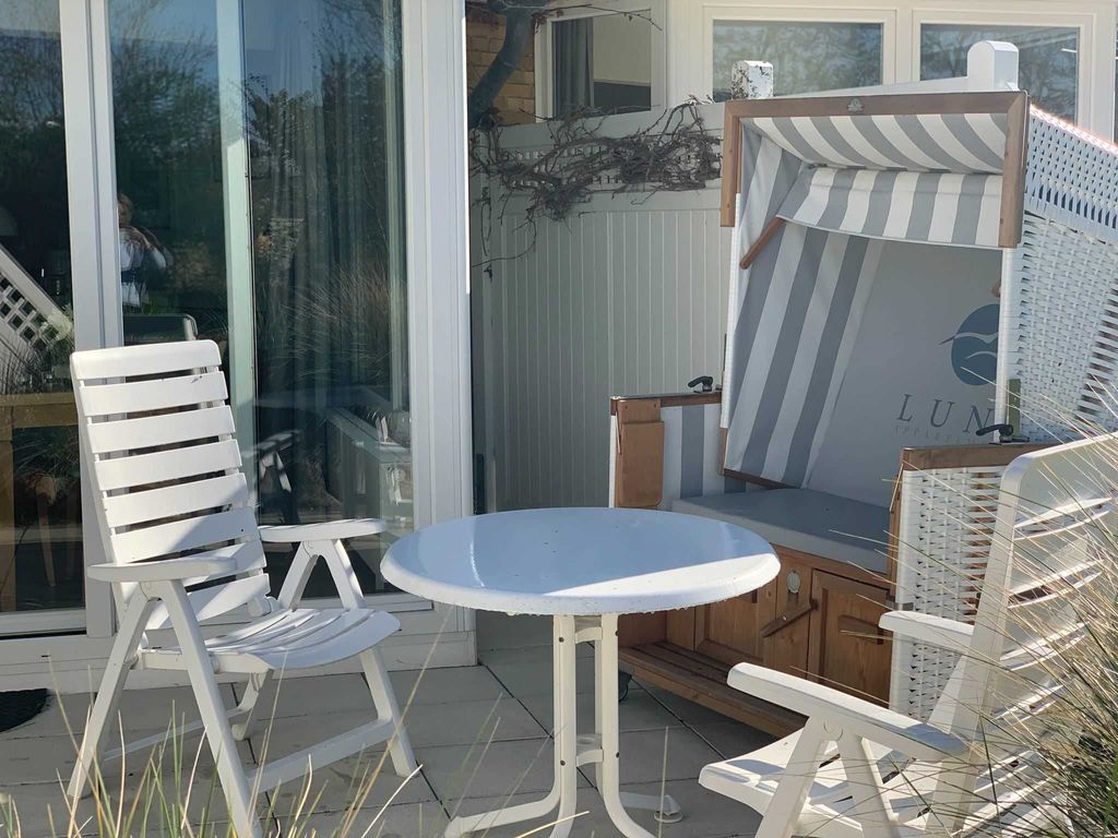 Terrasse mit Gartenmöbeln und Strandkorb