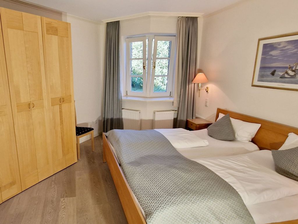 Schlafzimmer 2 mit grossem Doppelbett