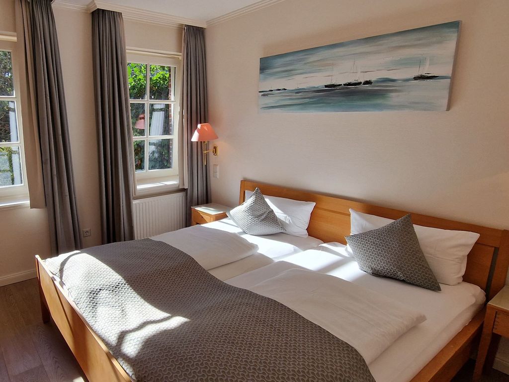 Schlafzimmer 1 mit grossem Doppelbett