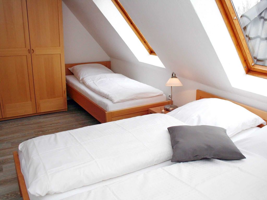 Schlafzimmer 1
mit Doppelbett und Einzelbett