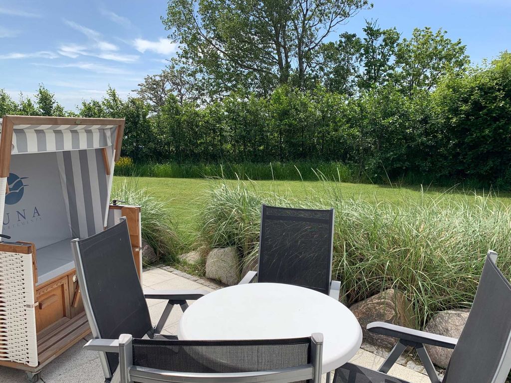 Terrassen mit Gartenmöbeln und Strandkorb