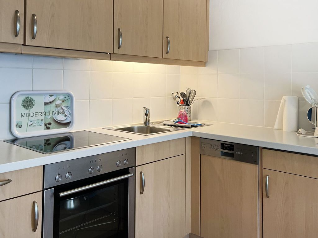 Küchenzeile mit Backofen und Geschirrspüler