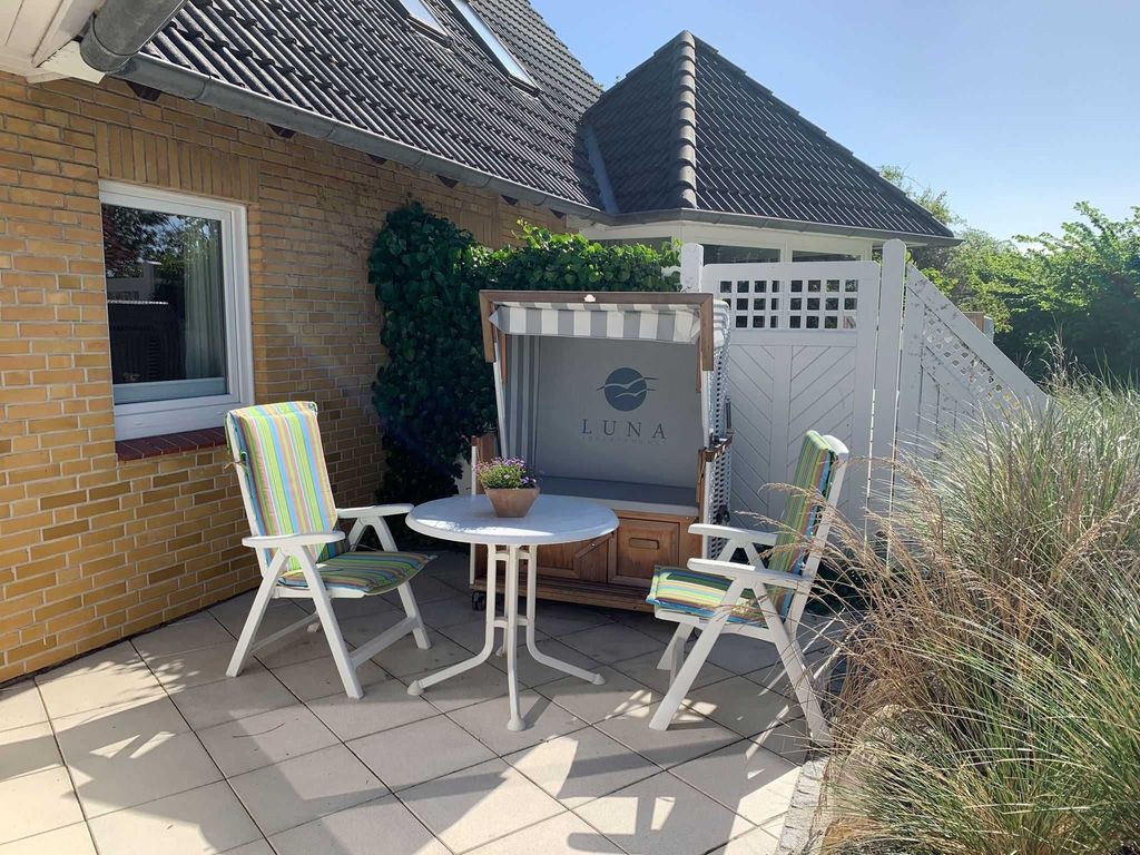 Terrasse mit Gartenmöbeln und Strandkorb