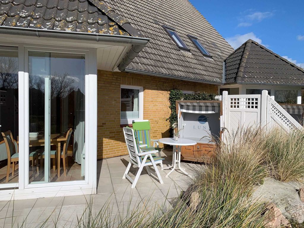 Südterrasse mit Gartenmöbeln und Strandkorb