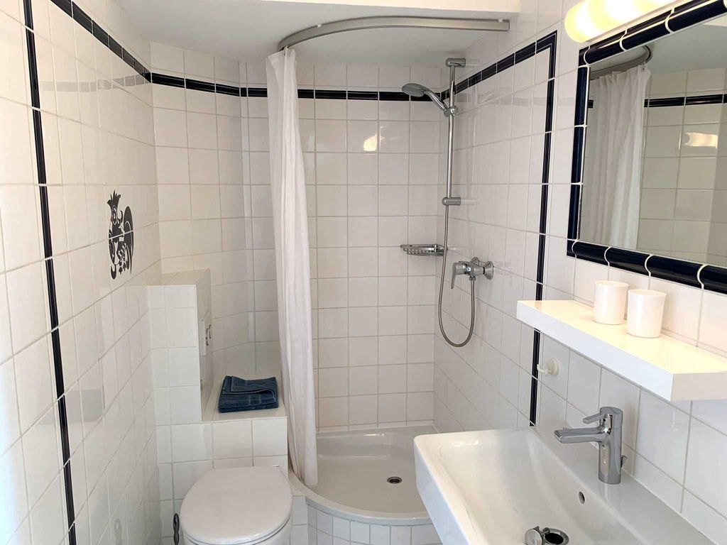 Duschbad mit Waschbecken und WC
