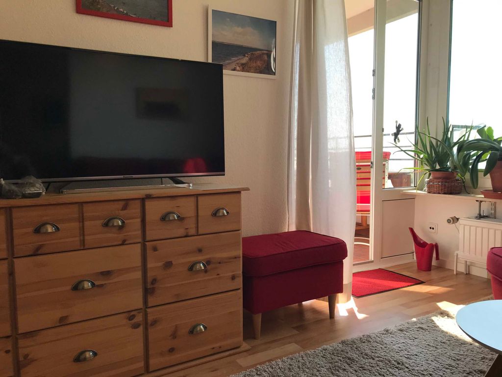 Smart TV im Wohnzimmer, Balkon mit Meerblick